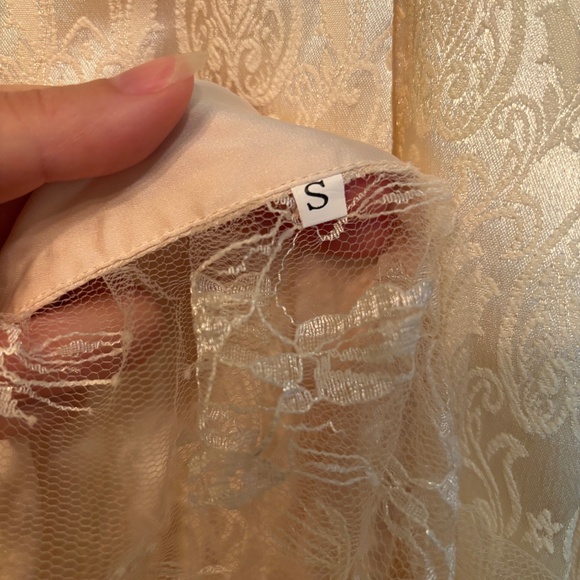 Cream Brocade Dirndl with Lace Apron - Picture 11 of 13